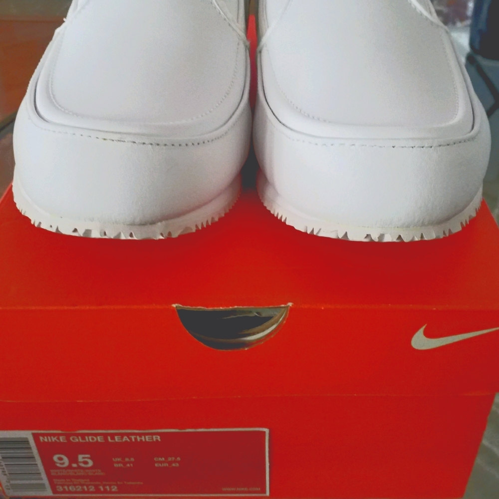 New never worn Nike shoes in orginal box